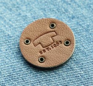 Faux Ġilda Label Bil-Eyelets Brass